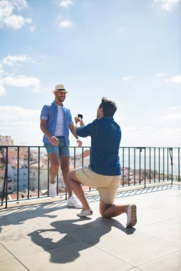 Erkek arkadaşa evlenme teklif eden adamın arka planı.