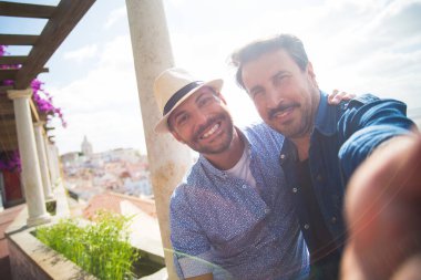 Tatilde selfie çeken eşcinsel çift