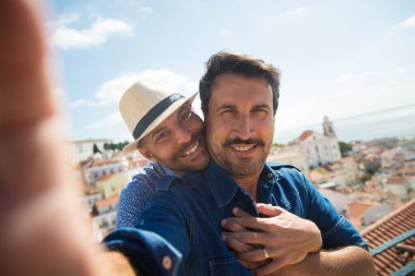 Balkonda selfie çeken eşcinsel çift.