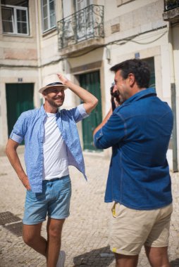 Avrupa 'da tatil yapan yaratıcı eşcinsel erkekler