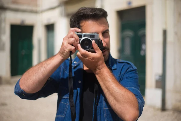 Retrato de homem com câmera — Fotografia de Stock