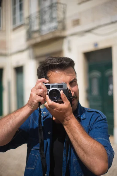 Retrato de homem adulto médio com câmera — Fotografia de Stock