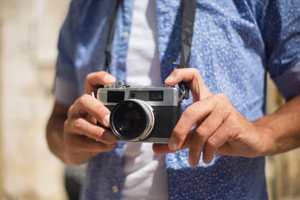 Close-up de câmera em mãos de homens — Fotografia de Stock