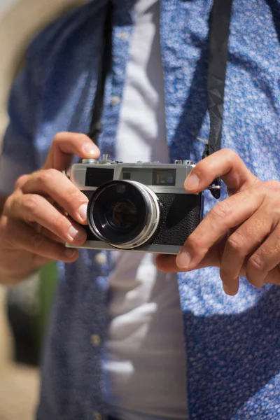 Close-up de câmera fotográfica em mãos de homens — Fotografia de Stock