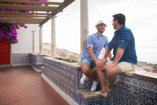 Eşcinsel çift birlikte vakit geçiriyor.