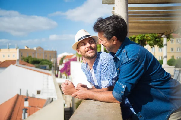 Balkondaki mutlu eşcinsel çift