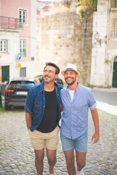 gülümseyen gay çift