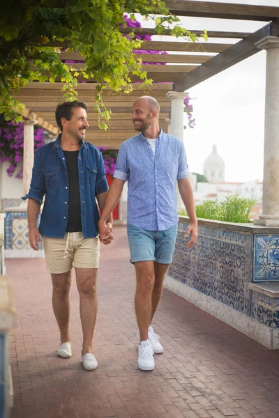 Sevecen eşcinsel çift birlikte vakit geçiriyor.