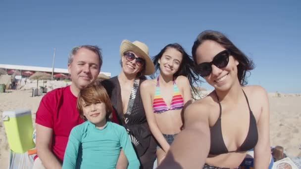 Punto di vista di adolescente donna che prende selfie con la famiglia sulla riva del mare — Video Stock