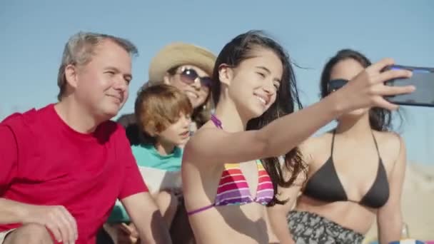 Media colpo di ragazza carina prendere selfie con la famiglia sulla riva del mare — Video Stock