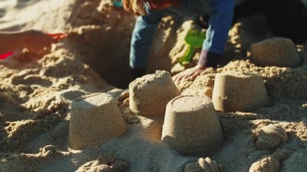 Gros plan sur les constructions de sable sur la plage par des enfants — Video