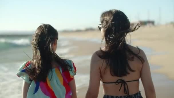 Vista posteriore di ragazze adolescenti che camminano intorno alla spiaggia di sabbia — Video Stock