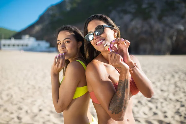 Amigos femeninos en fiesta en la playa — Foto de Stock