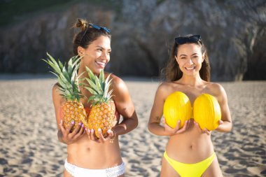 Plaj partisindeki çekici bayan arkadaşlar.