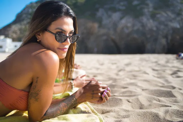 Amigas mujeres tomando el sol — Foto de Stock