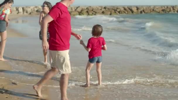 Lunga possibilità per i genitori felici di divertirsi con i bambini sulla spiaggia — Video Stock