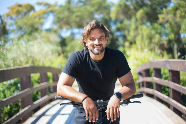 Parktaki yakışıklı kıvırcık adamın portresi.