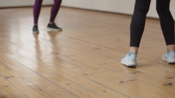 Крупный план женских ног, танцующих в бальном зале — стоковое видео