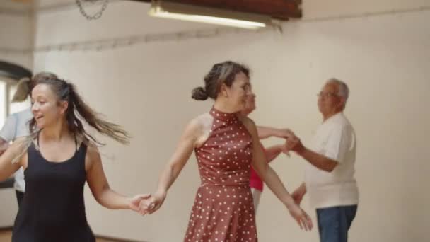 Εστιασμένη ώριμη γυναίκα χορεύει με γυναίκα δασκάλα στο στούντιο — Αρχείο Βίντεο