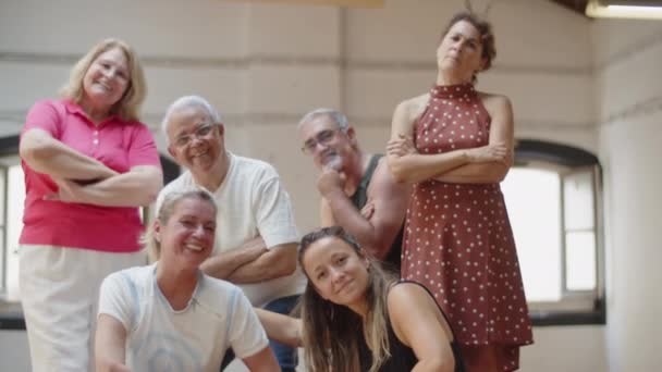 Grupo de bailarines senior con profesor posando para la cámara en el estudio — Vídeos de Stock