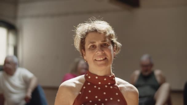 舞踏会の床に座る平和な先輩女性の肖像 — ストック動画