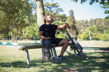 Bisikletli yorgun bir adam.