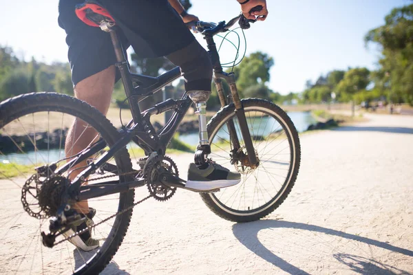 Gros plan de la personne handicapée à vélo — Photo