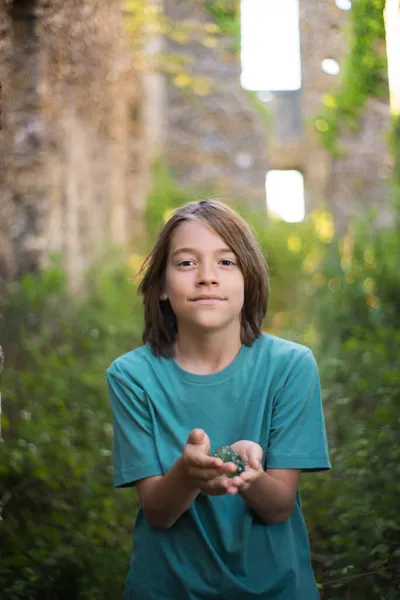 Cute little boy trzyma kulki marmuru w rękach — Zdjęcie stockowe