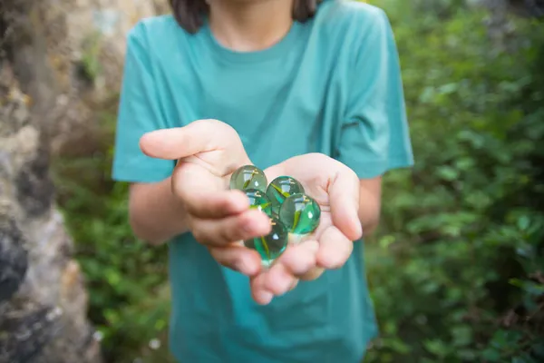 Ellerindeki mermer topları yakın çekim
