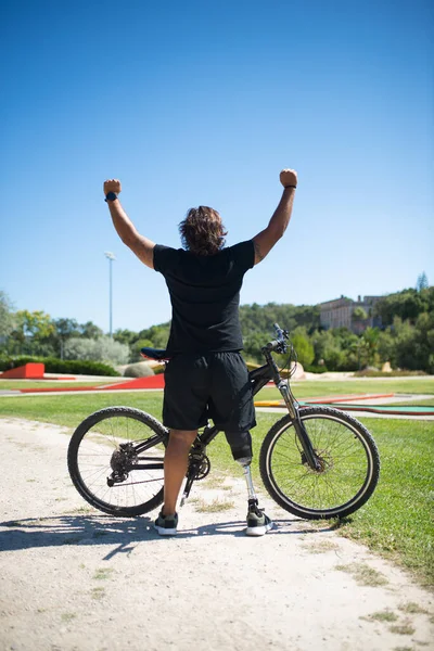 Vue arrière de la personne satisfaite avec un vélo — Photo