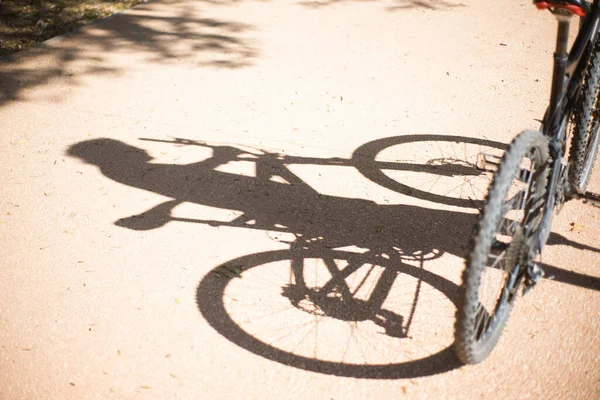 Тень инвалида с велосипедом — стоковое фото
