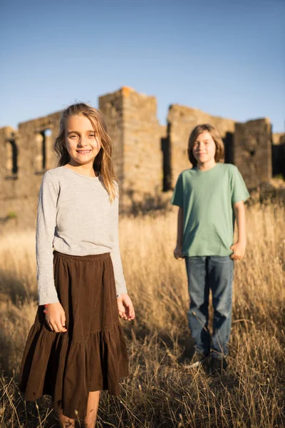 Портрет милой улыбающейся девушки рядом с разлагающимся замком — стоковое фото