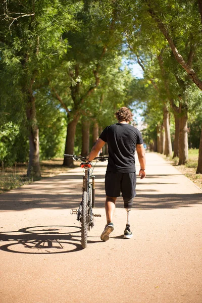 Vue arrière de la personne handicapée avec vélo — Photo