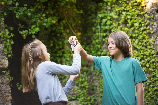 Amare fratello e sorella facendo trucchi di magia con le carte — Foto Stock