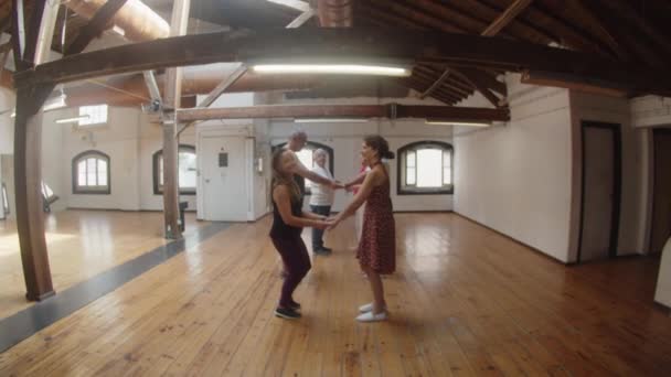 Pessoas em pares em pé umas contra as outras no estúdio de dança — Vídeo de Stock