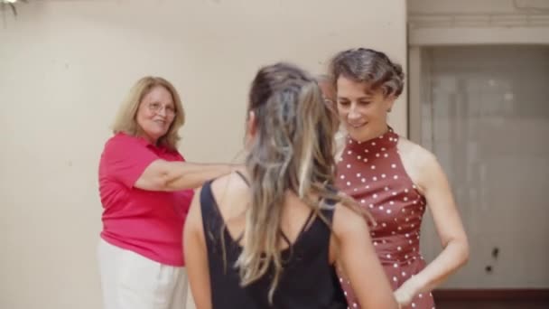 授業中の女と踊る教師のスローモーション — ストック動画