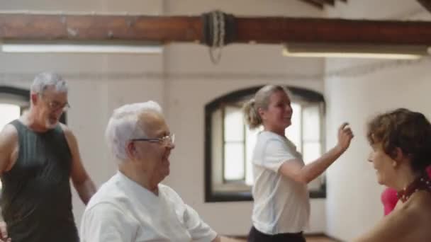 Medium shot van gelukkige ouderen regelen disco in de balzaal — Stockvideo