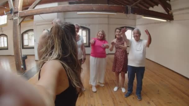 Profesora de baile tomando selfie con personas mayores después de la clase de baile — Vídeos de Stock