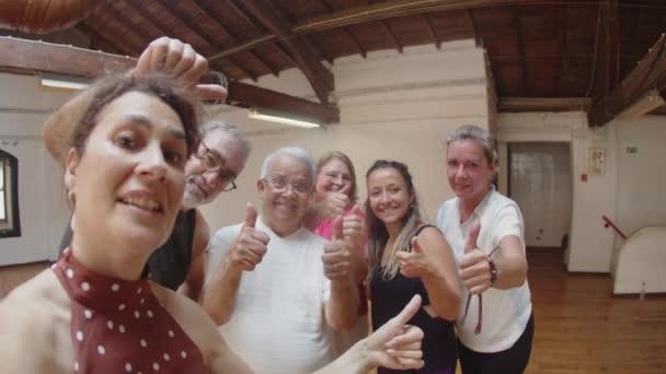 Starsza kobieta robi zdjęcia z przyjaciółmi po zajęciach tańca — Wideo stockowe