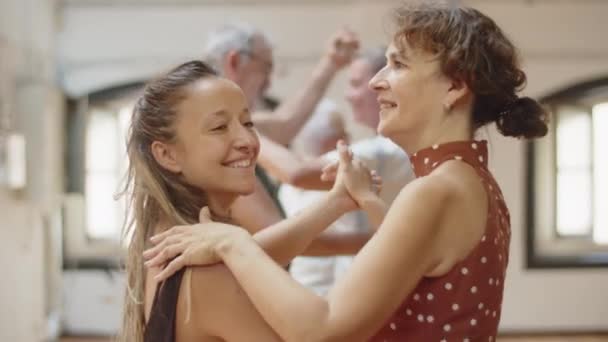 女性ダンス教師とのワルツをリハーサル女性の側面図 — ストック動画