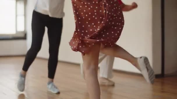 Μέτριο πλάνο των γυναικείων ποδιών χορό boogie-woogie στην αίθουσα χορού — Αρχείο Βίντεο