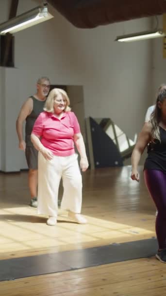 Вертикальный кадр преподавателя танцевального класса для взрослых — стоковое видео