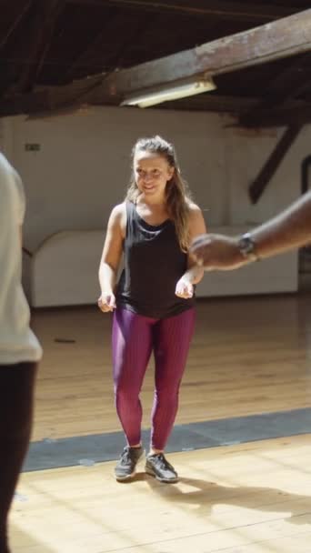 Νέοι χορογράφοι που διδάσκουν κινήσεις με ηλικιωμένους μαθητές — Αρχείο Βίντεο
