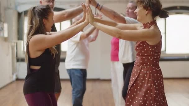 Personas mayores tocando naranjas y limones en el estudio de danza — Vídeos de Stock