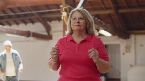 Вид спереду щаслива старша жінка танцює в бальній кімнаті — стокове відео