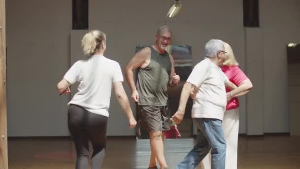 Μεγάλη πιθανότητα ευτυχισμένων ηλικιωμένων ανδρών και γυναικών να χορεύουν στην αίθουσα χορού. — Αρχείο Βίντεο