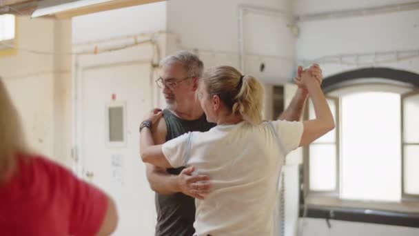 Μέτριο πλάνο του ευτυχισμένου ηλικιωμένου ζευγαριού που χορεύει βαλς στην σχολή χορού — Αρχείο Βίντεο