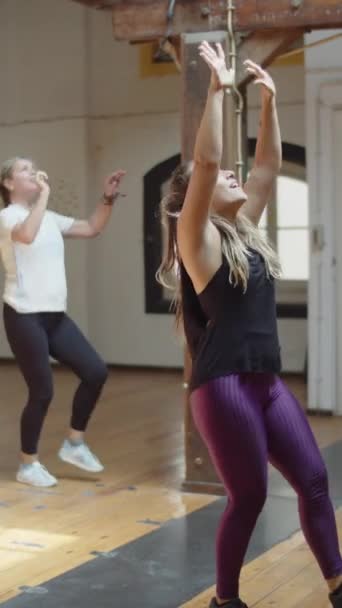 Κάθετη λήψη των κινήσεων εκμάθησης χορού με την ομάδα — Αρχείο Βίντεο