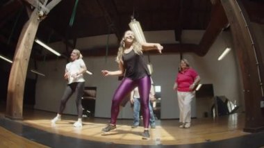 İnsanların stüdyoda öğretmenle dans kursuna gitme ihtimali çok düşük.