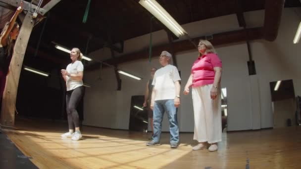 Lange kans van opgewonden senioren leren dansen combinatie — Stockvideo